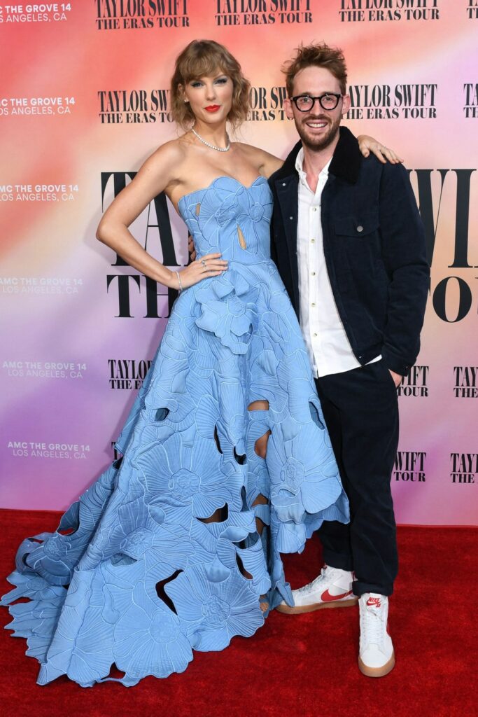 Taylor Swift e o diretor Sam Wrench.

