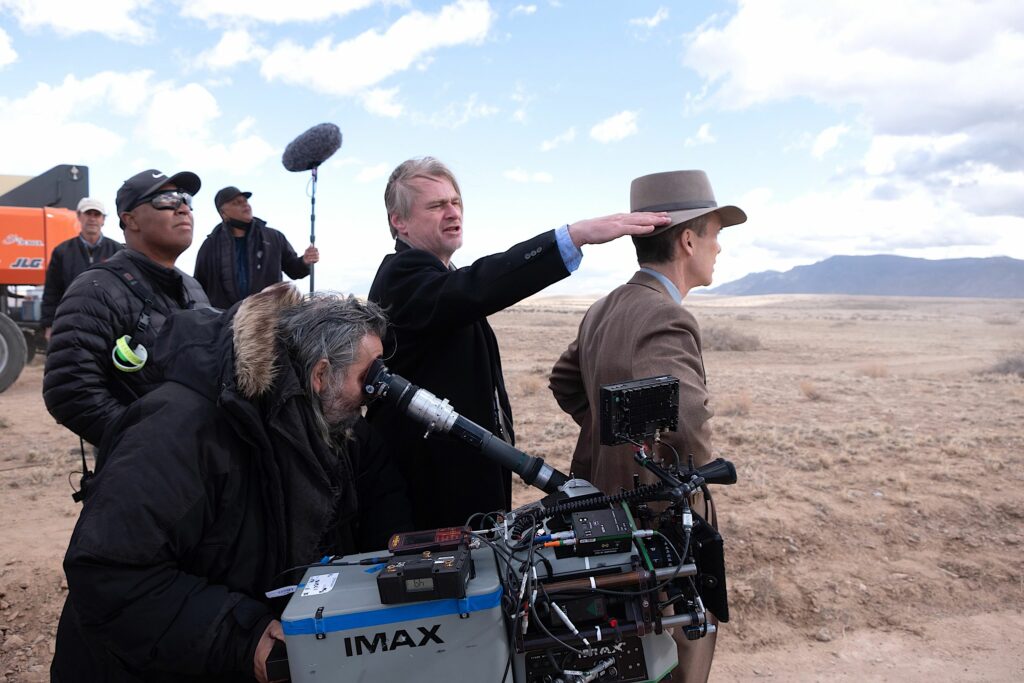 Foto de Christopher Nolan dirigindo a Cillian Murphy em Oppenheimer
