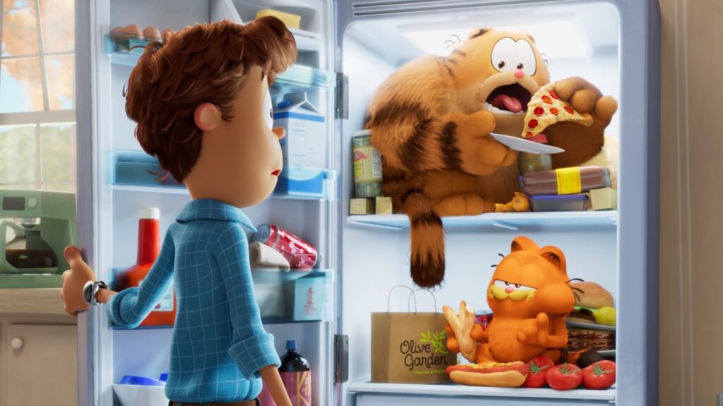 ALT: Garfield the movie returns to the movies accompanied by his father Vic to go through these new adventures.